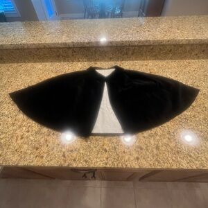 Vintage Child’s Little Girls Cape Black Velvet Pictures Holiday Party Style 3?